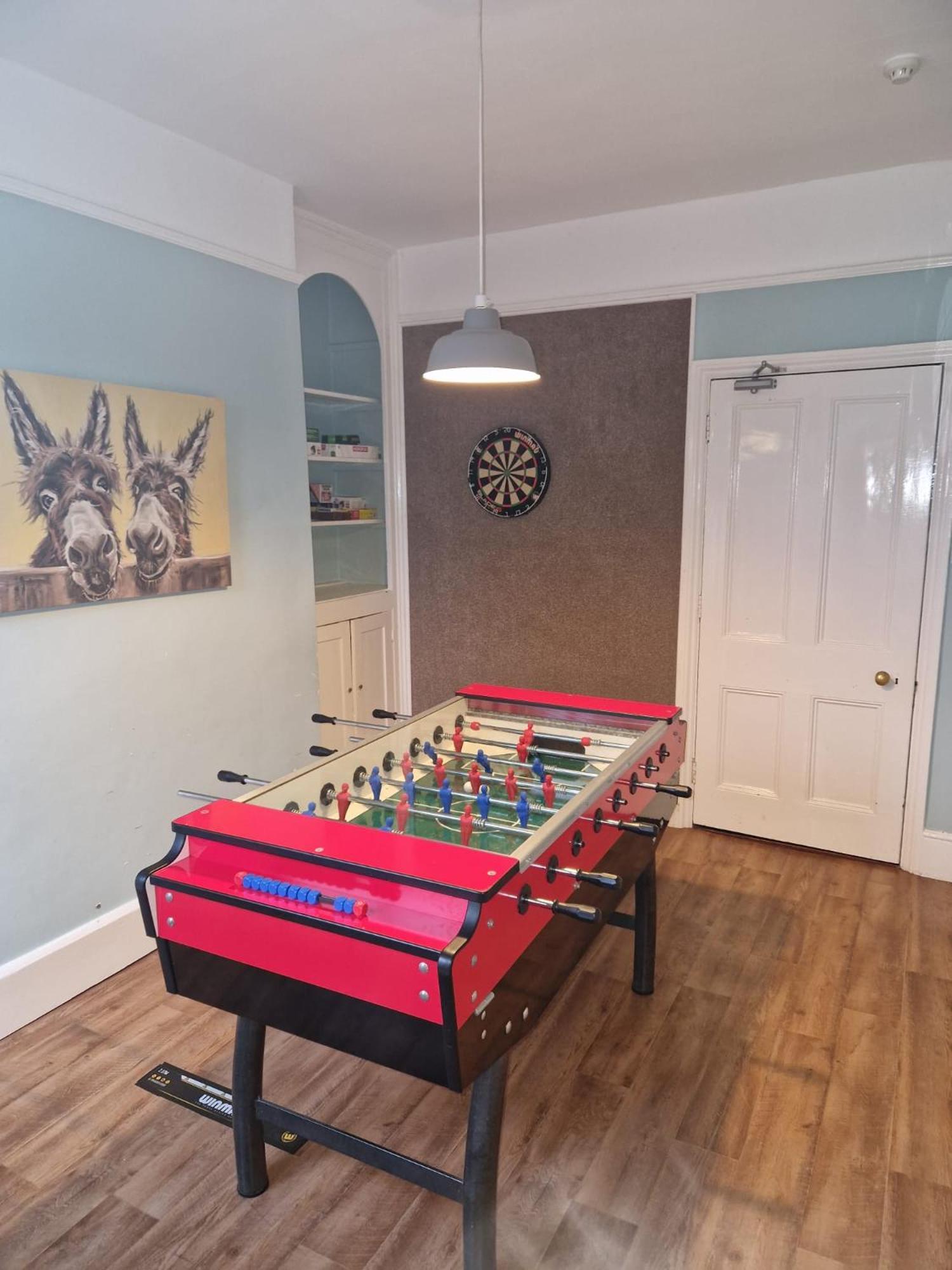 Hereford - Falcon House - Spacious 5 Bedroom House With Games Room - Sleeps 14 Guests - Great Property For Family & Friends Gathering Together - Hosted By Rentmyhouse ภายนอก รูปภาพ